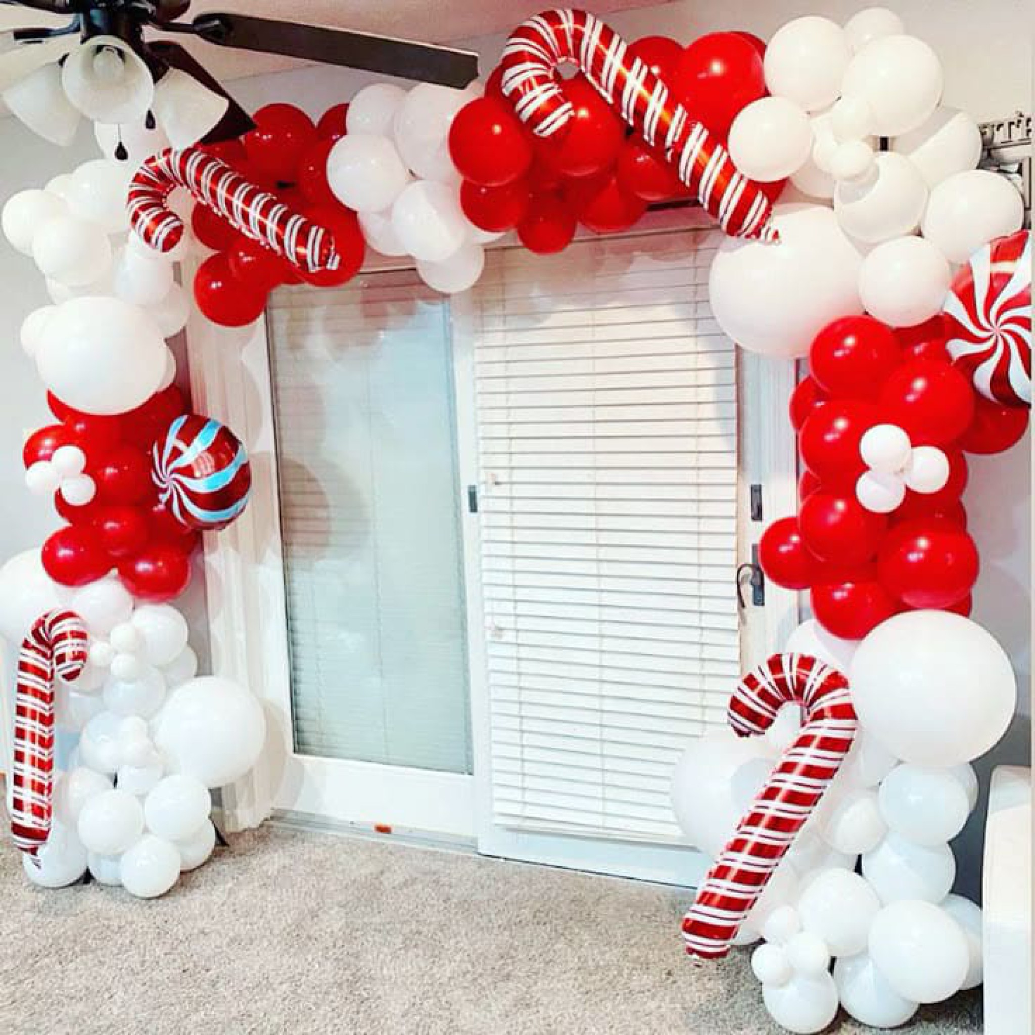 Christmas Love Balloon Arrangement (CH-ID#0104)