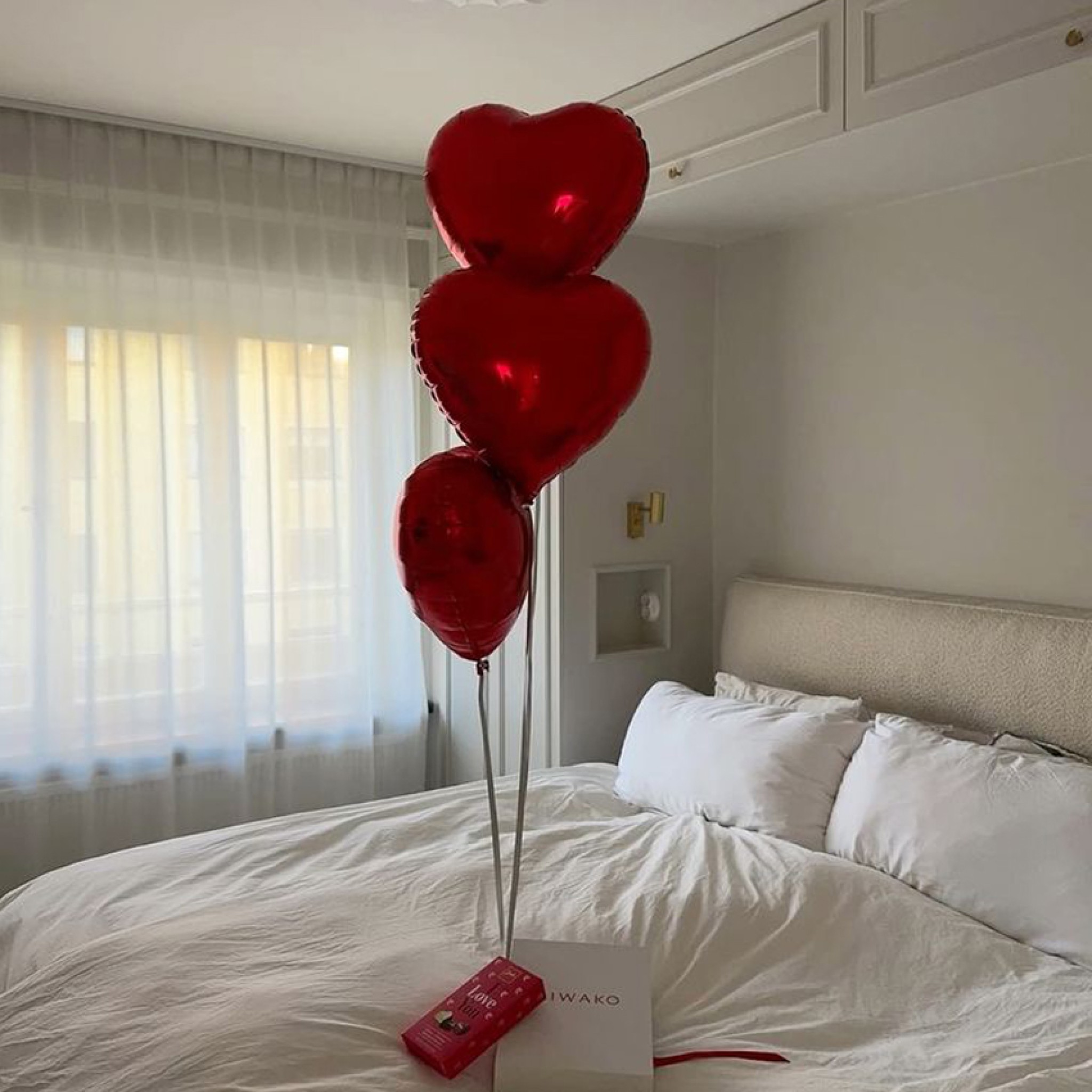 Elegant Heart Balloon Bouquet Surprise for Hotel Celebrations