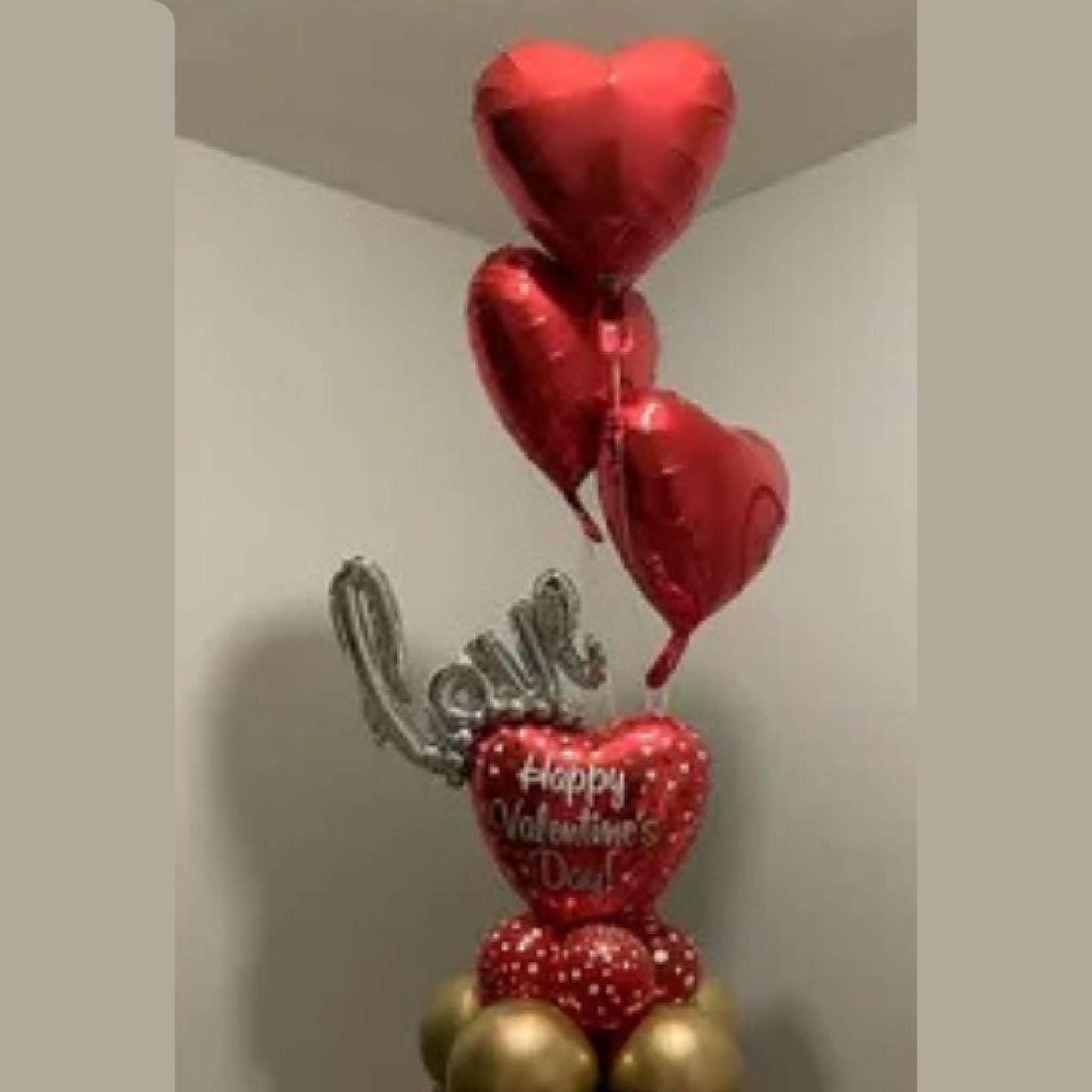 Valentineâ€™s Love Balloon Tower â€“ Romantic Heart Balloon Arrangement with Love Script Foil 